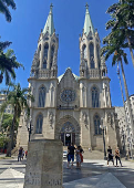 Catedral da Sé em destaque no centro de São Paulo