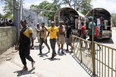 Camiones con cientos de haitianos expulsados por República Dominicana llegan a la frontera