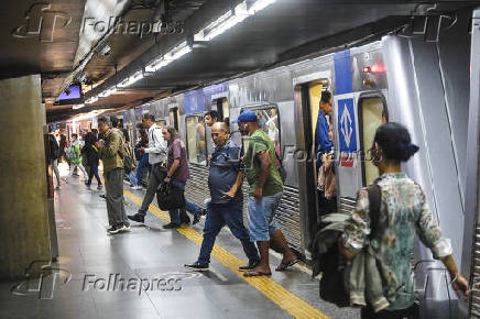 Movimentação dentro da Estação Sé do metrô