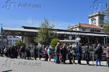 Long lines for basic goods amid shortages and rising prices, in La Paz