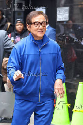 Jackie Chan é visto na região da Times Square na cidade de Nova York