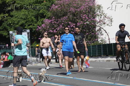 Paulistanos curtem o domingo de lazer no Minhocão