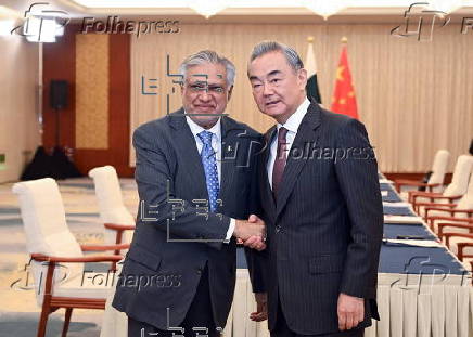 Pakistani deputy prime minister visits China