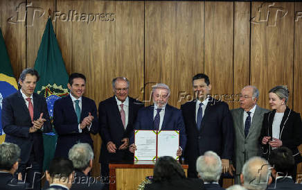 Lula assina a MP Brasil Soberano com autoridades