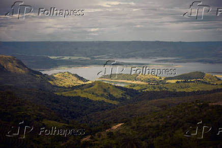 Paisagem às margens do rio Grande, na altura da cidade de Ibiraci (MG)