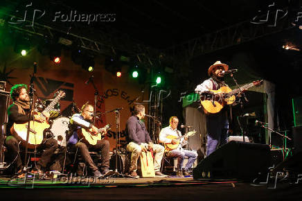 Virada Cultural - Cantor e violeiro Xangai no palco da Sé