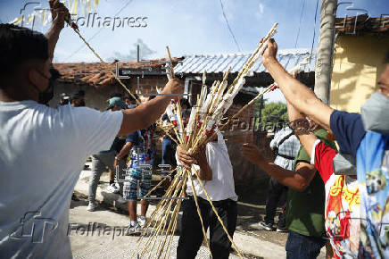 Fieles salvadoreños celebran la centenaria procesión de 