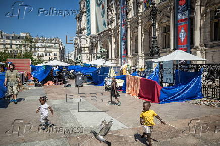 Migrants camp outside Paris City Hall asking for shelter