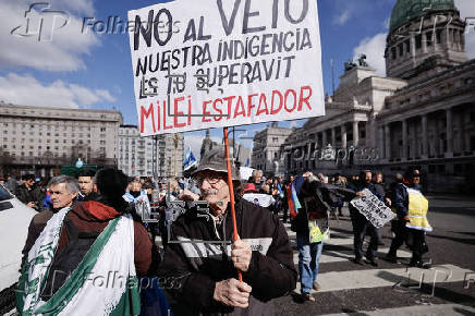 Jubilados exigen mejores condiciones tras veto presidencial en Argentina