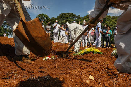 Covas abertas no Cemitério de Vila Formosa, em São Paulo