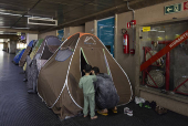 Migrantes afegãos acampados no Terminal 2 do aeroporto de Guarulhos