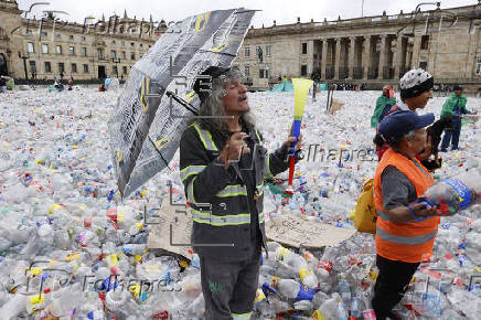 Recicladores colombianos protestan por precios bajos del plástico reciclable