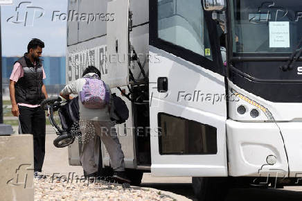 Fire evacuees arrive in Winnipeg