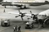 Avião comercial sendo abastecido.