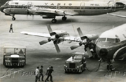 Avião comercial sendo abastecido.