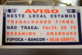 Placa com aviso em estabelecimento