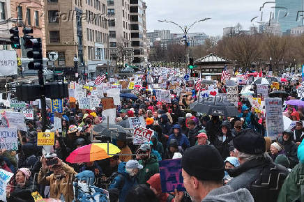 Manifestantes protestan contra los recortes de Trump y Musk en ciudades de todo EE.UU.