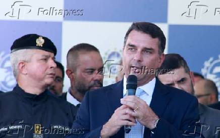 Governador do rio, claudio castro entrega carros para policia militar do estado