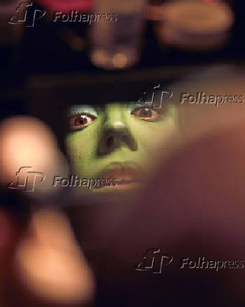 A atriz Myra Ruiz se caracteriza como Elphaba para o musical 