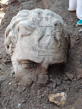 Descubren una cabeza colosal de mármol en una excavación del centro de Roma