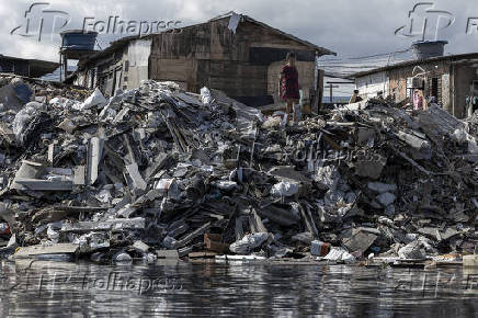 Santos tem 2º rio mais poluído por microplástico no mundo