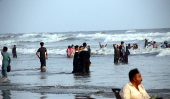 People cool off during heatwave in Pakistan