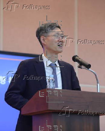 Ex-Constitutional Court acting chief gives lecture