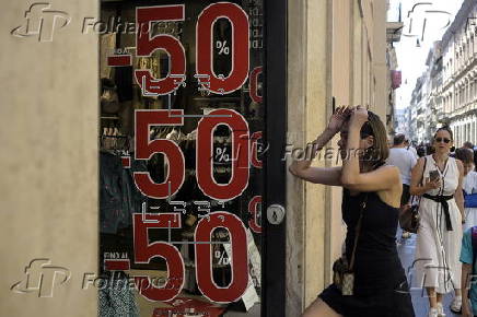 Summer sales begin in Rome