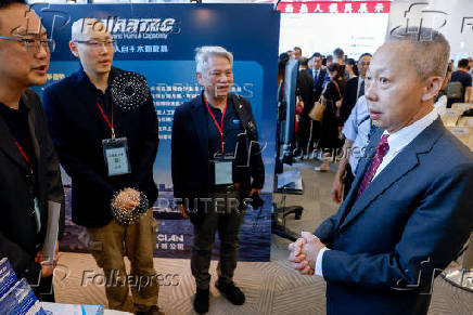 NCSIST President Li Shih-chiang looks on as he visits Maritime Tactical Systems (MARTAC) booth at a sea drone event