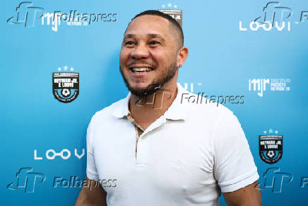 Neymar participa de jogo festivo organizado pela Loovi