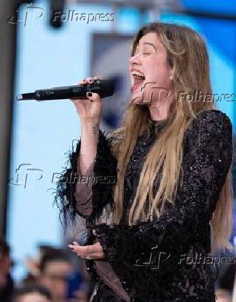Kelly Clarkson se apresenta no Today Show, dando início à série de shows de verão do Citi