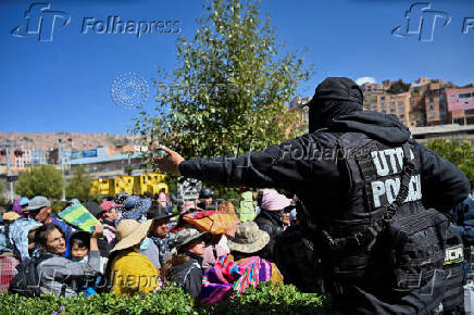 Long lines for basic goods amid shortages and rising prices, in La Paz