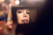A atriz Fabi Bang se caracteriza como Glinda para o musical 
