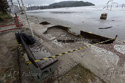 Destruição no calçadão de Santos