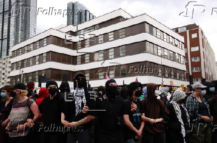 Anti-fascist protest outside hotel housing asylum seekers in London