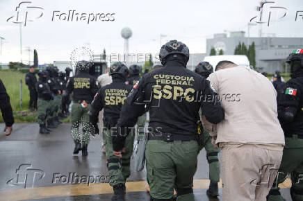 Mexico transfers cartel members to the U.S.