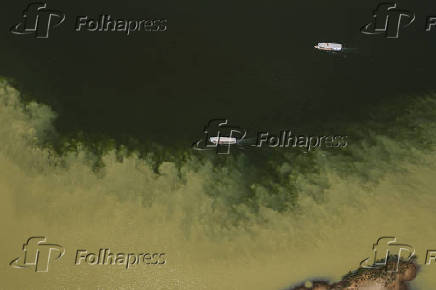 Encontro das águas poluídas pelo garimpo do rio Fresco com o rio Xingu
