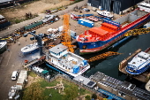 Tower crane falls on workboat in Maasbracht, Netherlands