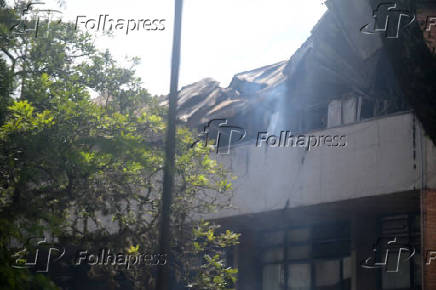 Bombeiros fazem rescaldo em prédio da PUC-PR