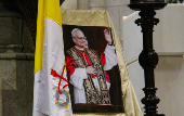 Fiéis rezam diante da imagem do Papa eleito Leão XIV  na catedral da Sé