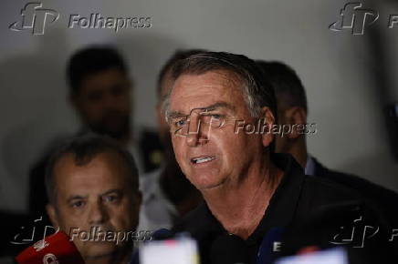 Jair Bolsonaro fala à imprensa em Brasília