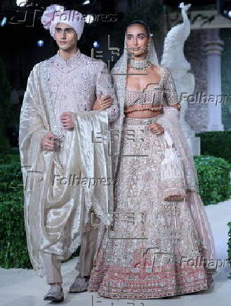Falguni Shane Peacock - Runway - India Couture Week