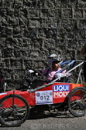 Bolivians compete with motorless cars, in La Paz