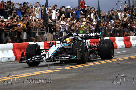 Vehículo del equipo Mercedes-AMG Petronas de Fórmula 1 recorre las calles de San Juan