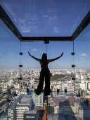 Visitante no Sampa Sky, no centro de SP