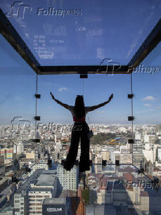 Visitante no Sampa Sky, no centro de SP