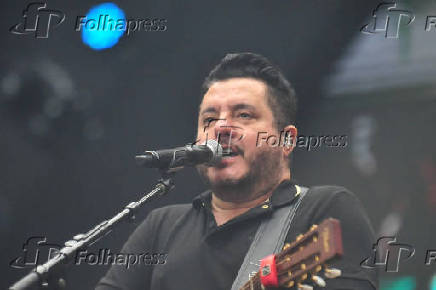 Bruno canta sozinho em festival