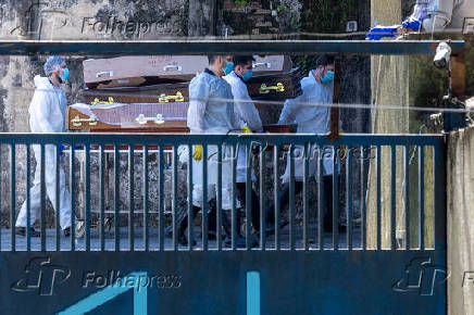 Caixões chegam ao IML de SP para levar corpos do avião da Voepass que caiu 