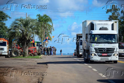 Agricultores bloqueiam ERS-287 em Venâncio Aires