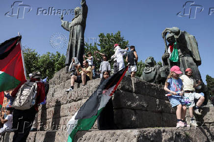 Pro-Palestinian protesters attend a demonstration calling for an end to the bombing in Gaza, in Rome